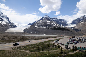 Blick über den Parkplatz. Im Hintergrund das Columbia Icefield