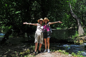 Stefanie und Mirjam unter Feigenbäumen