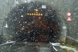 Einfahrt in den Tunnel bei Schneegestöber